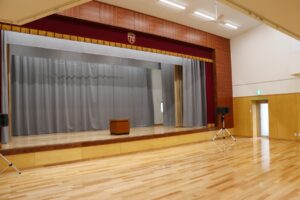 12.遊戯室棟ステージ右面