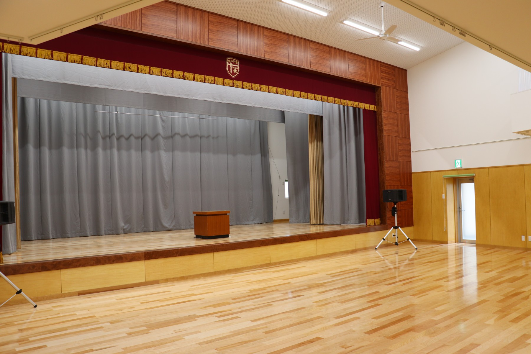 12.遊戯室棟ステージ右面