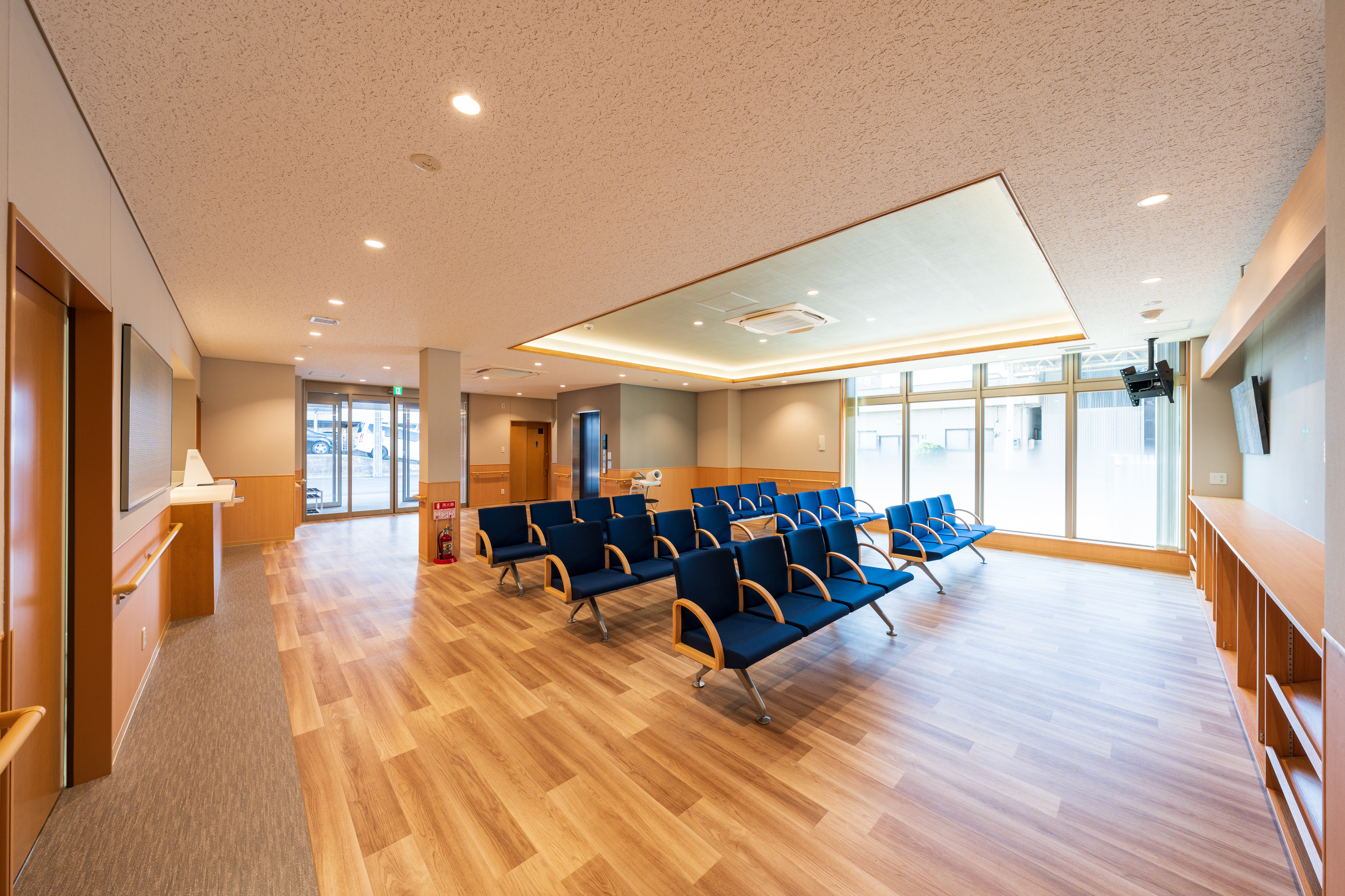 1階_ホール_A7400488-exp