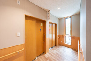 1階_ホール_A7408913-exp