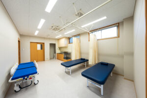 1階_処置室_A7400533-exp