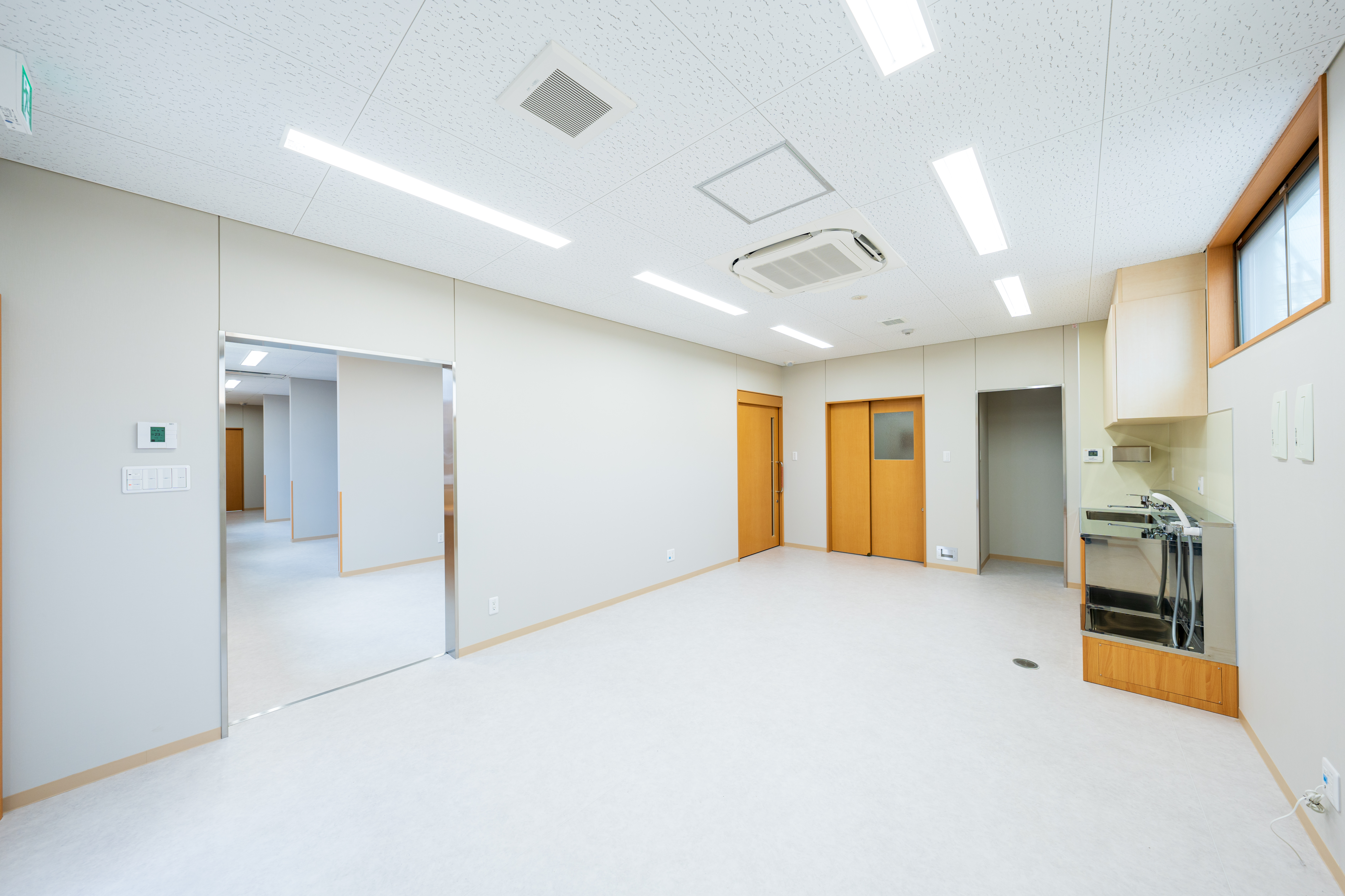 1階_処置室_A7408958-exp
