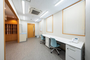 1階_受付-事務_A7400490-exp