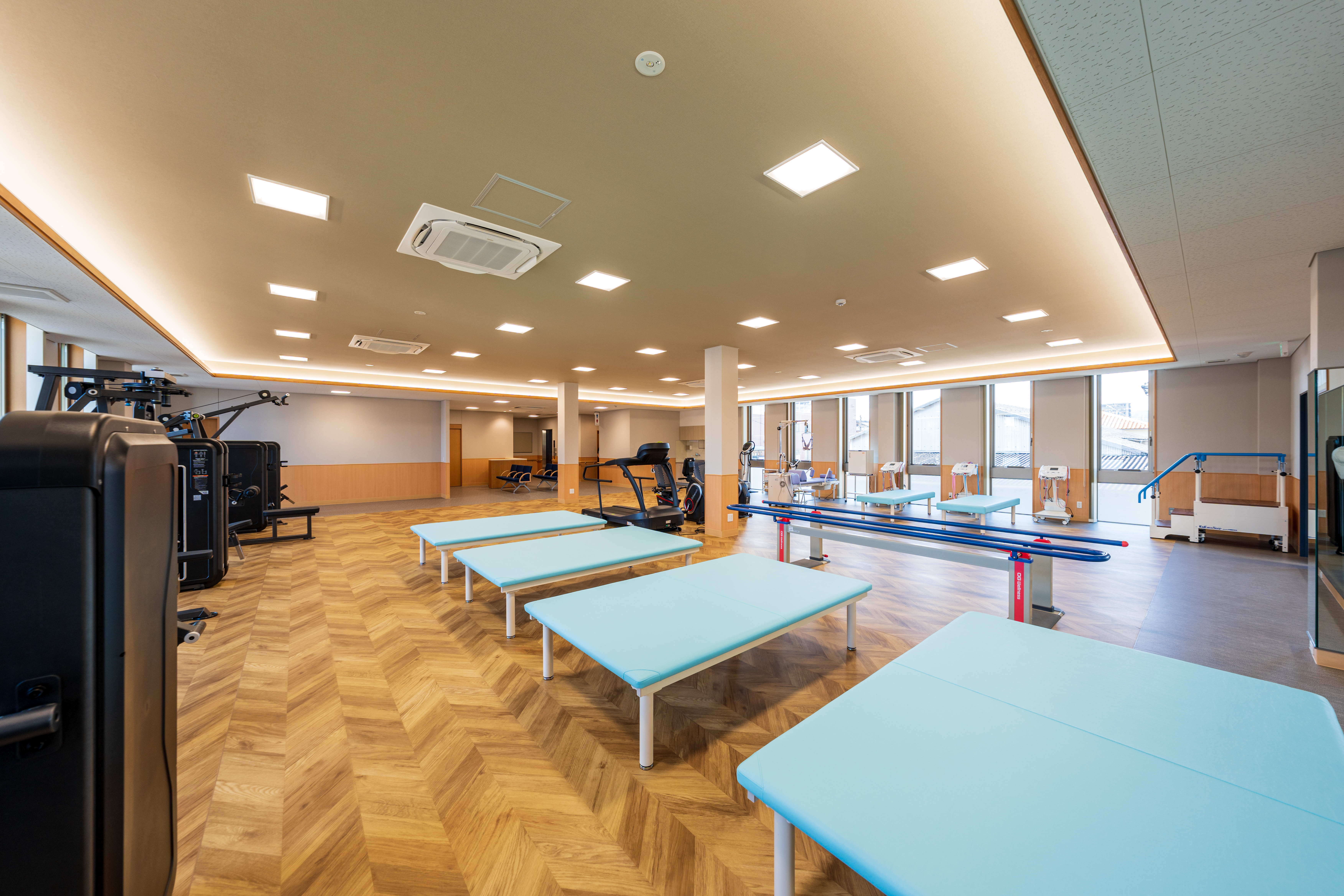 2階_リハビリテーション室-受付_A7400462-exp