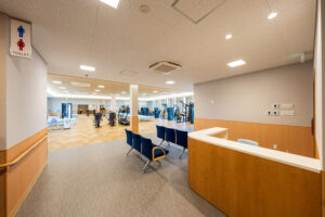 2階_リハビリテーション室-受付_A7400468-exp